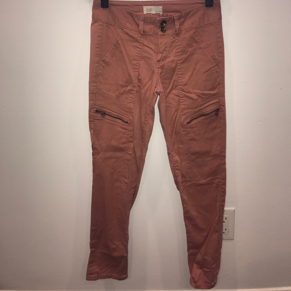 Super cute pants with zippers